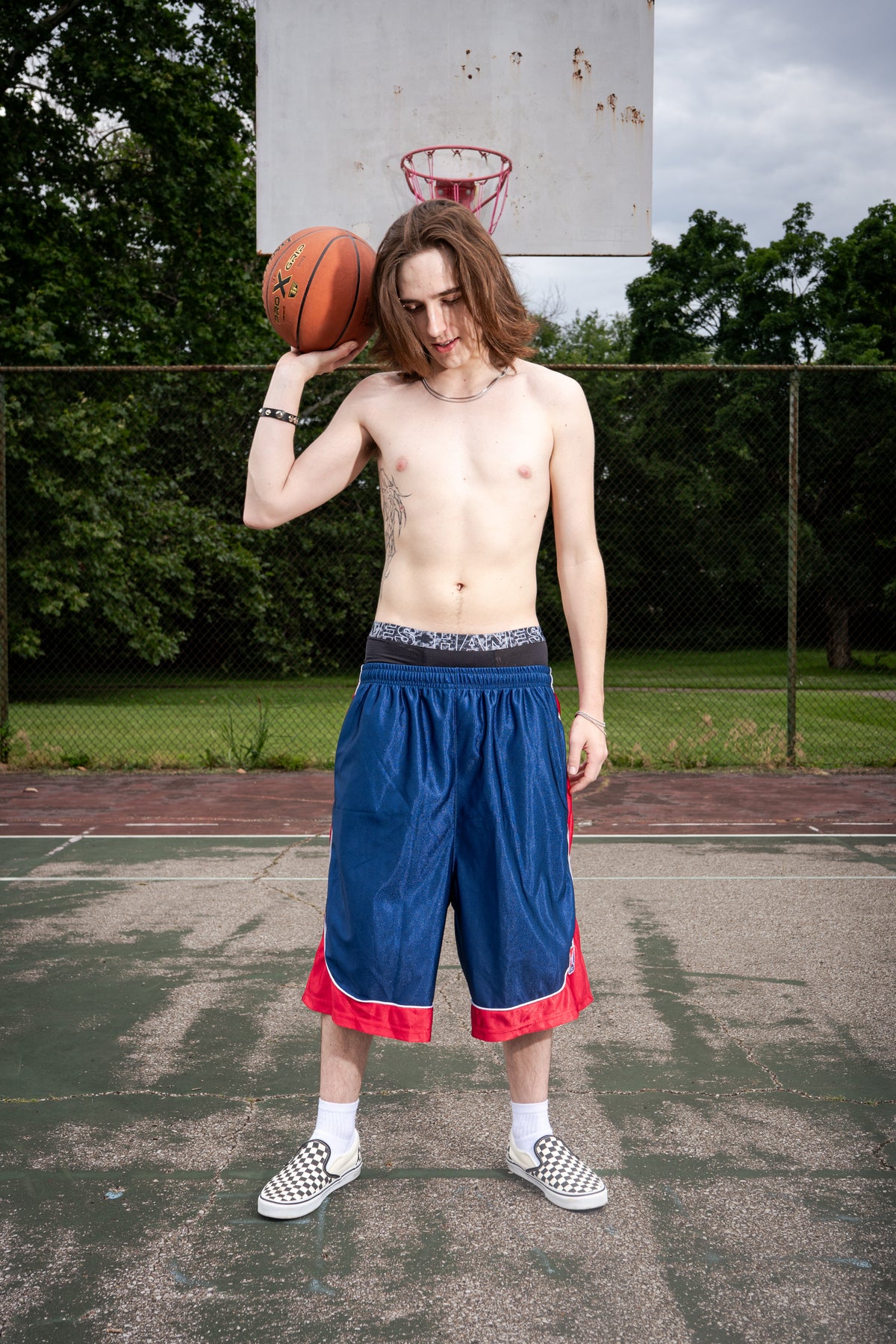 BLUE RED SHORTS BALL ON SHOULDER — FULL BODY